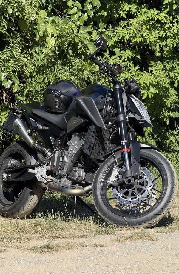 Motorrad vor einer Hecke