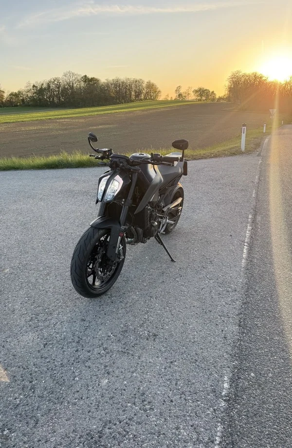 Motorrad auf einem Feldweg in der Abendsonne